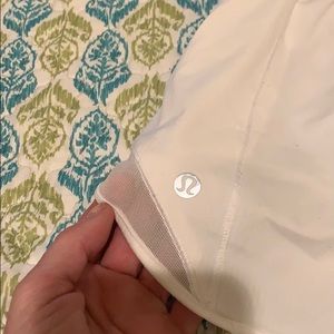 Lululemon hottie hot white shorts 4 inch/6 tall